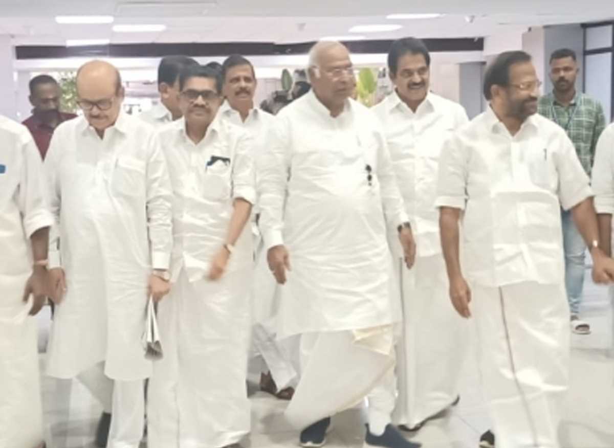 कांग्रेस प्रमुख के रूप में केरल की पहली यात्रा पर खड़गे का जोरदार स्वागत